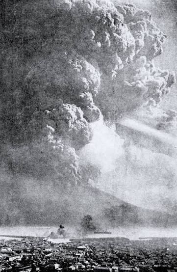 1914年の大正大噴火で市街地上空に立ち上る巨大な噴煙の記録写真