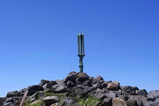 高千穂峰の山頂の岩の上に立つ、金属製の天の逆鉾