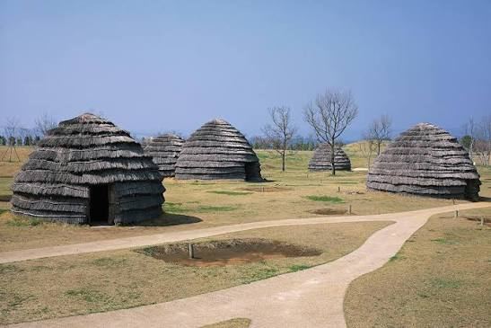 上野原遺跡に復元された縄文時代の竪穴住居群